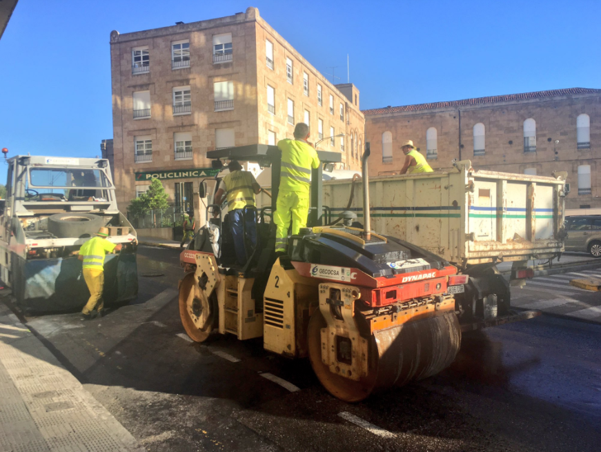 Refuerzo del firme en una de las calles de Salamanca
