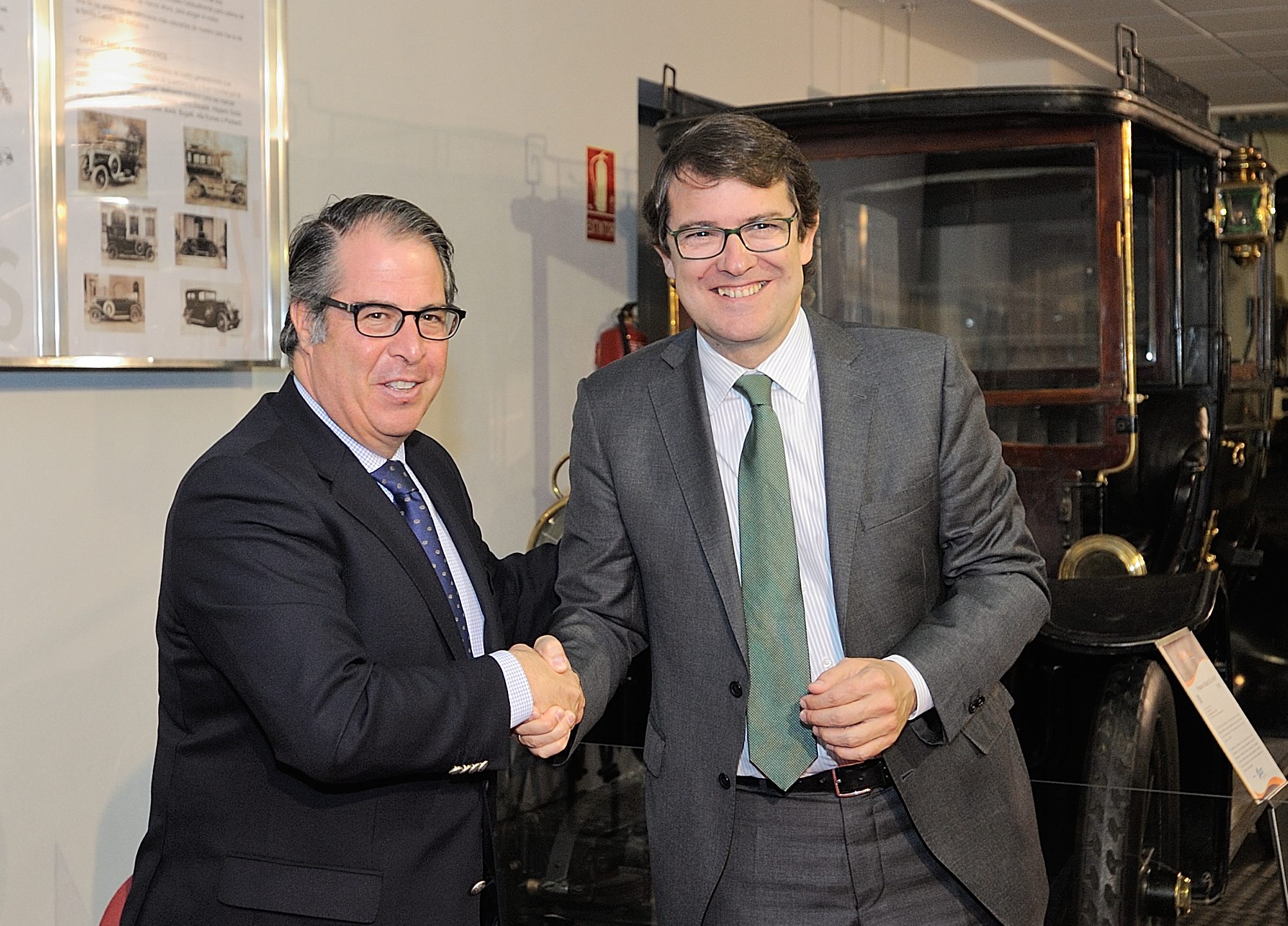 Firma del acuerdo de cesion de nuevos coches al museo