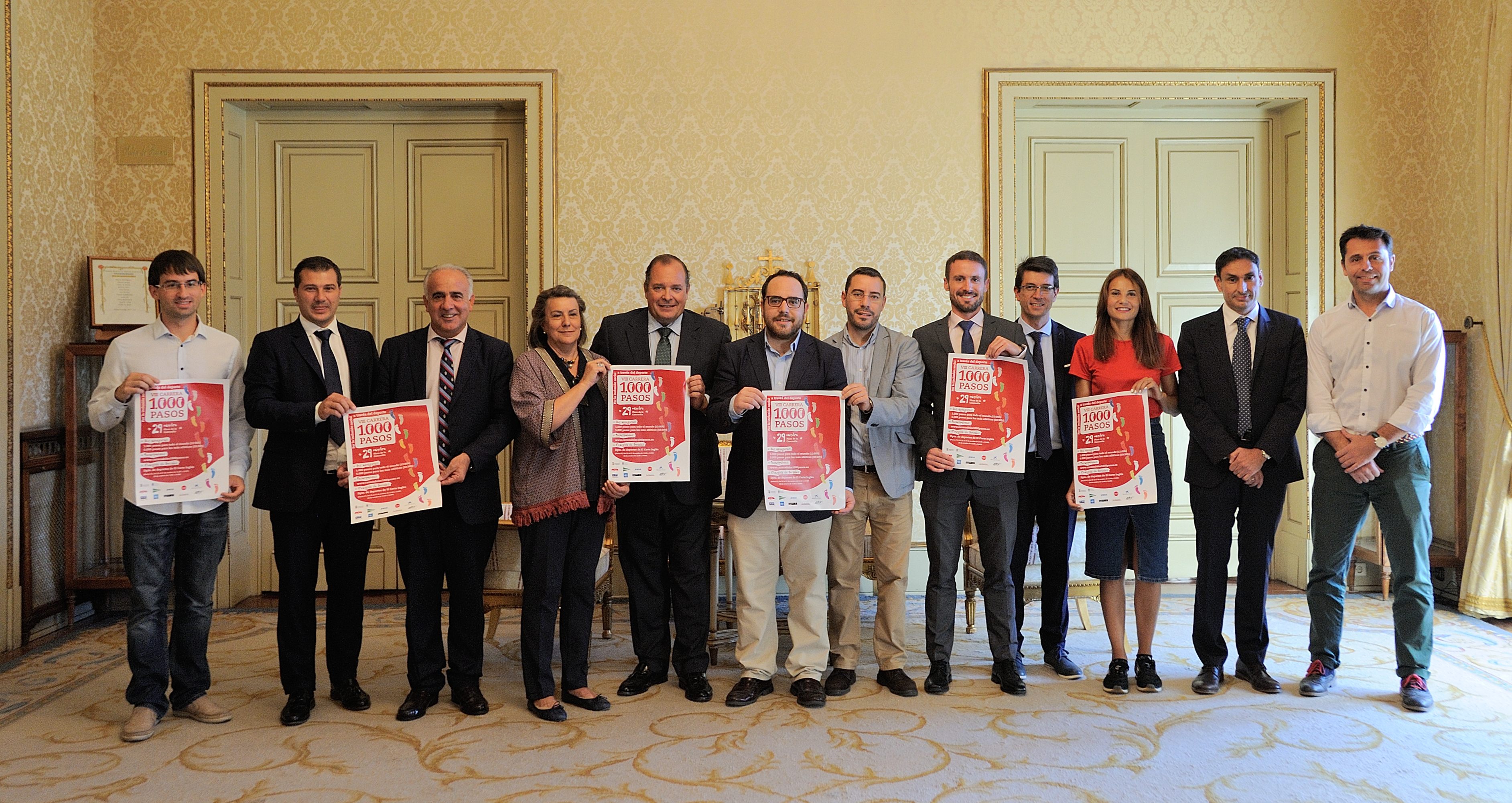 Representantes de todos los colaboradores y organizadores de la carrera solidaria