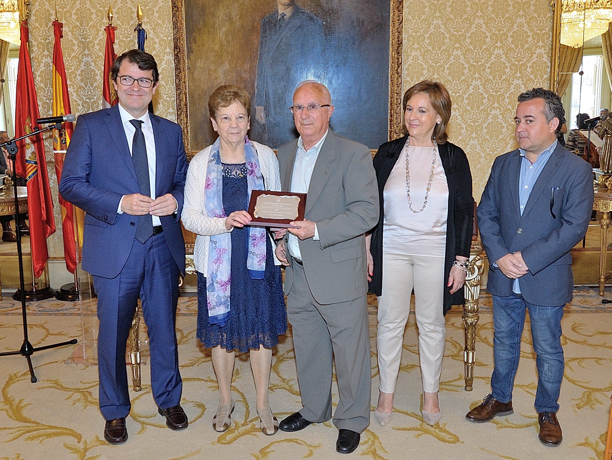 El alcalde de Salamanca les ha entregado una placa conmemorativa