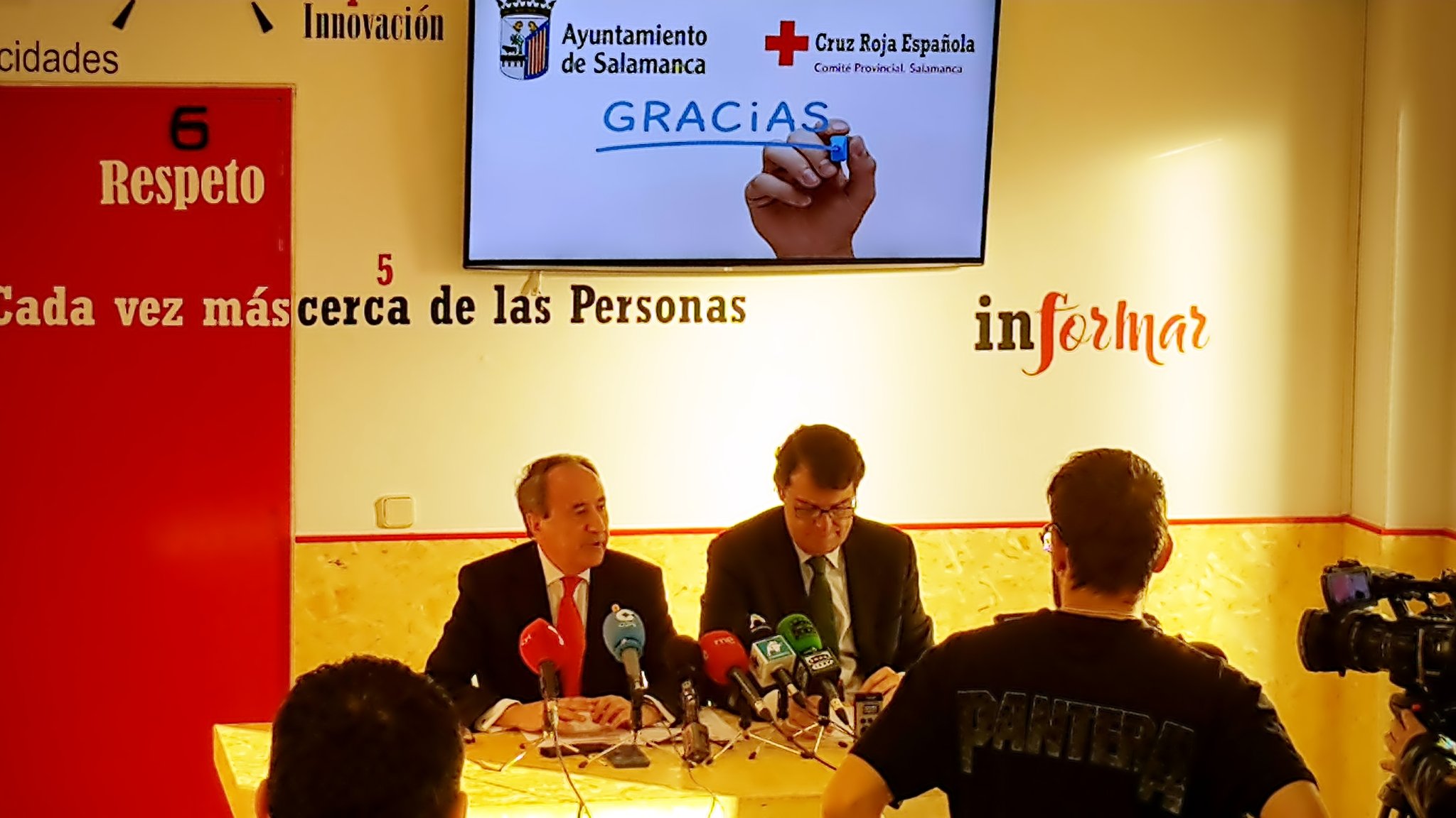 El alcalde de Salamanca  Alfonso Fernandez Manueco  y el presidente de la ONG  Jesus Juanes