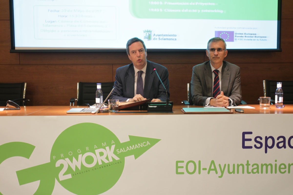 El Concejal de Economia y Empleo  Enrique Sanchez Guijo  a la izquierda