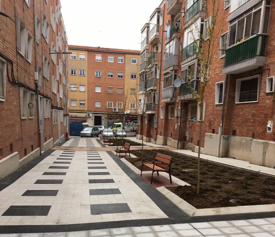 Plaza interior ya reformada en el Barrio de San Bernardo