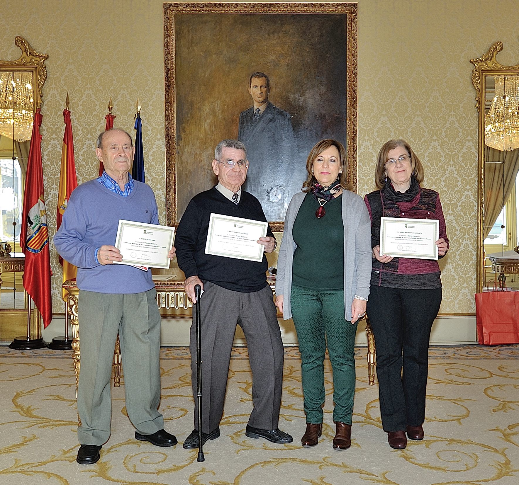 La Concejala de Mayores con los ganadores del concurso