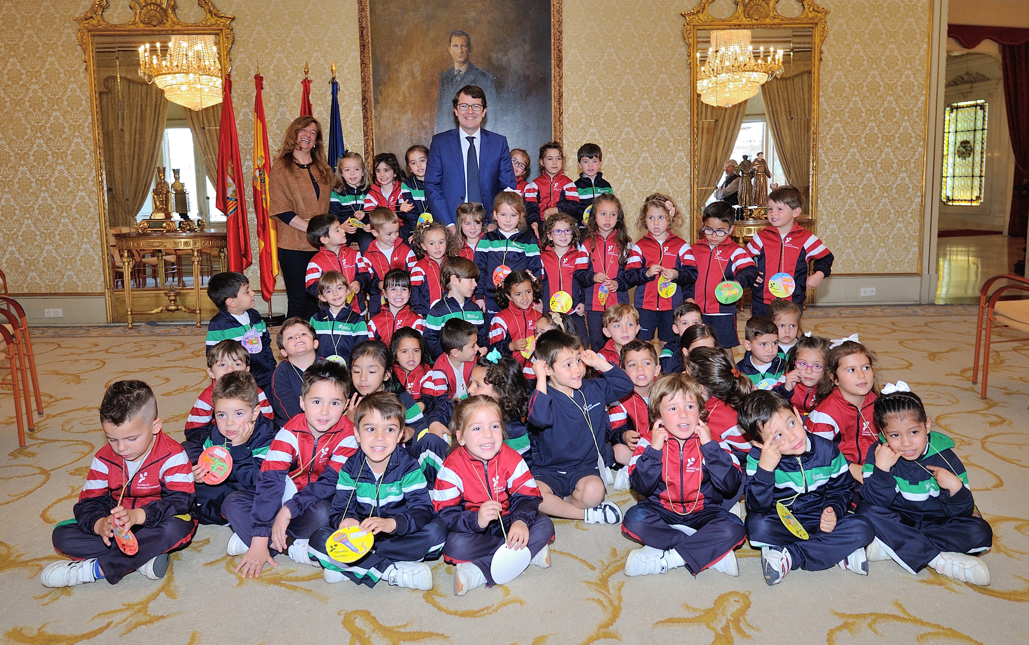 El alcalde y la concejala de Educacion han recibido a los escolares