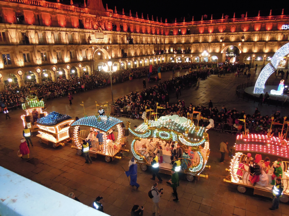La cabalgata a su paso por la Plaza Mayor en una pasada edicion