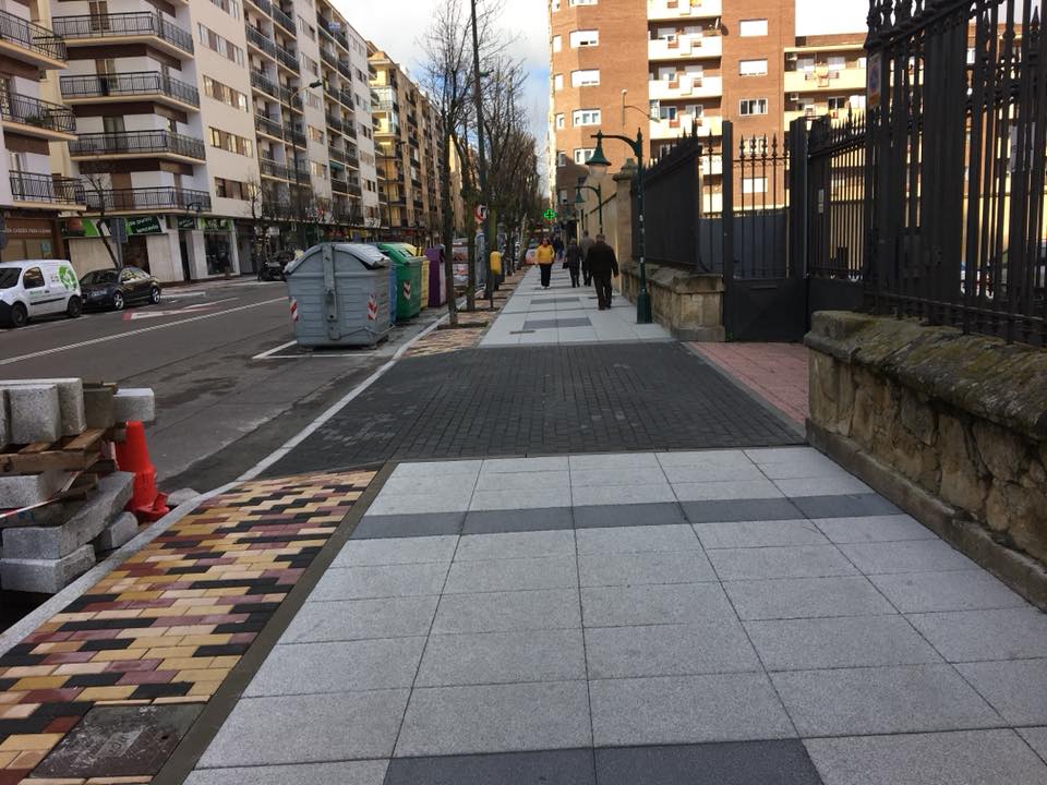 Imagen de las aceras renovadas del Paseo del Rollo