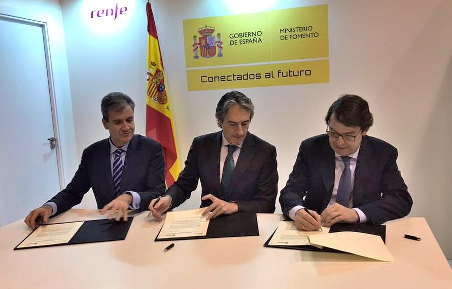 El presidente de Renfe  el Ministro de Fomento  y el alcalde de Salamanca  respectivamente