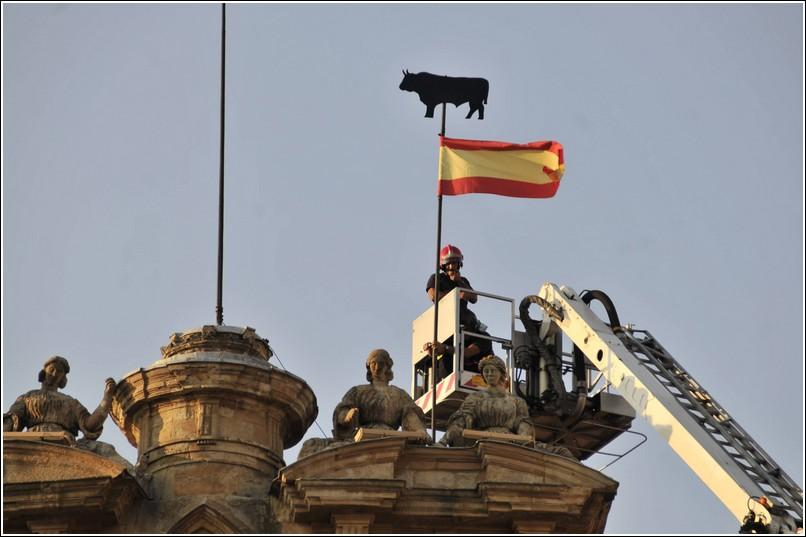 La Mariseca en lo alto de la Casa Consistorial