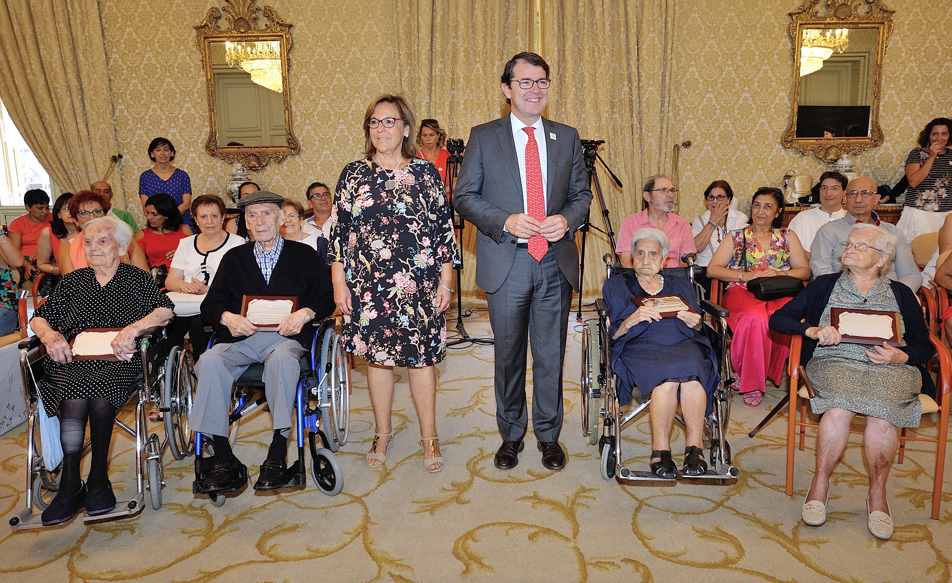 El alcalde de Salamanca entrego las placas conmemorativas a las personas centenarias