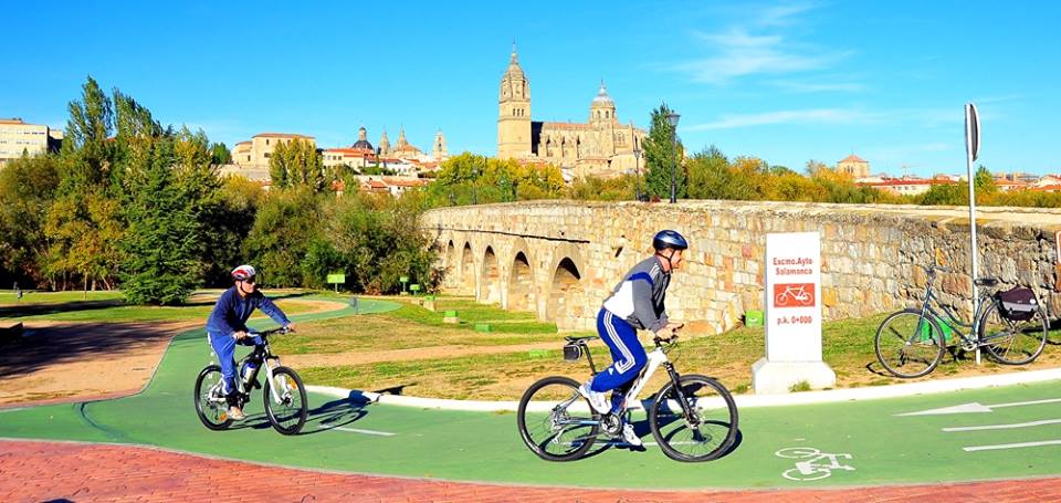 Carril-bici a su paso por el puente romano