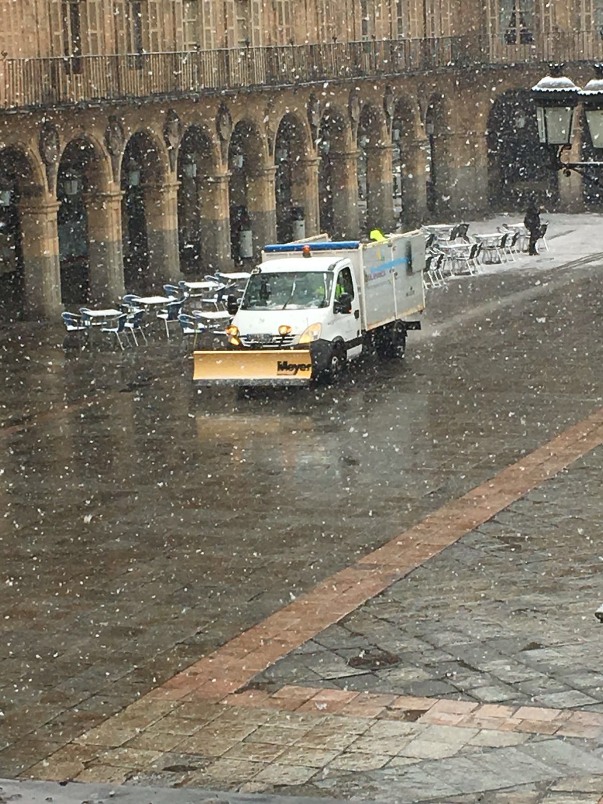 Maquina quitanieves esparciendo sal en la Plaza Mayor y otras zonas de la ciudad