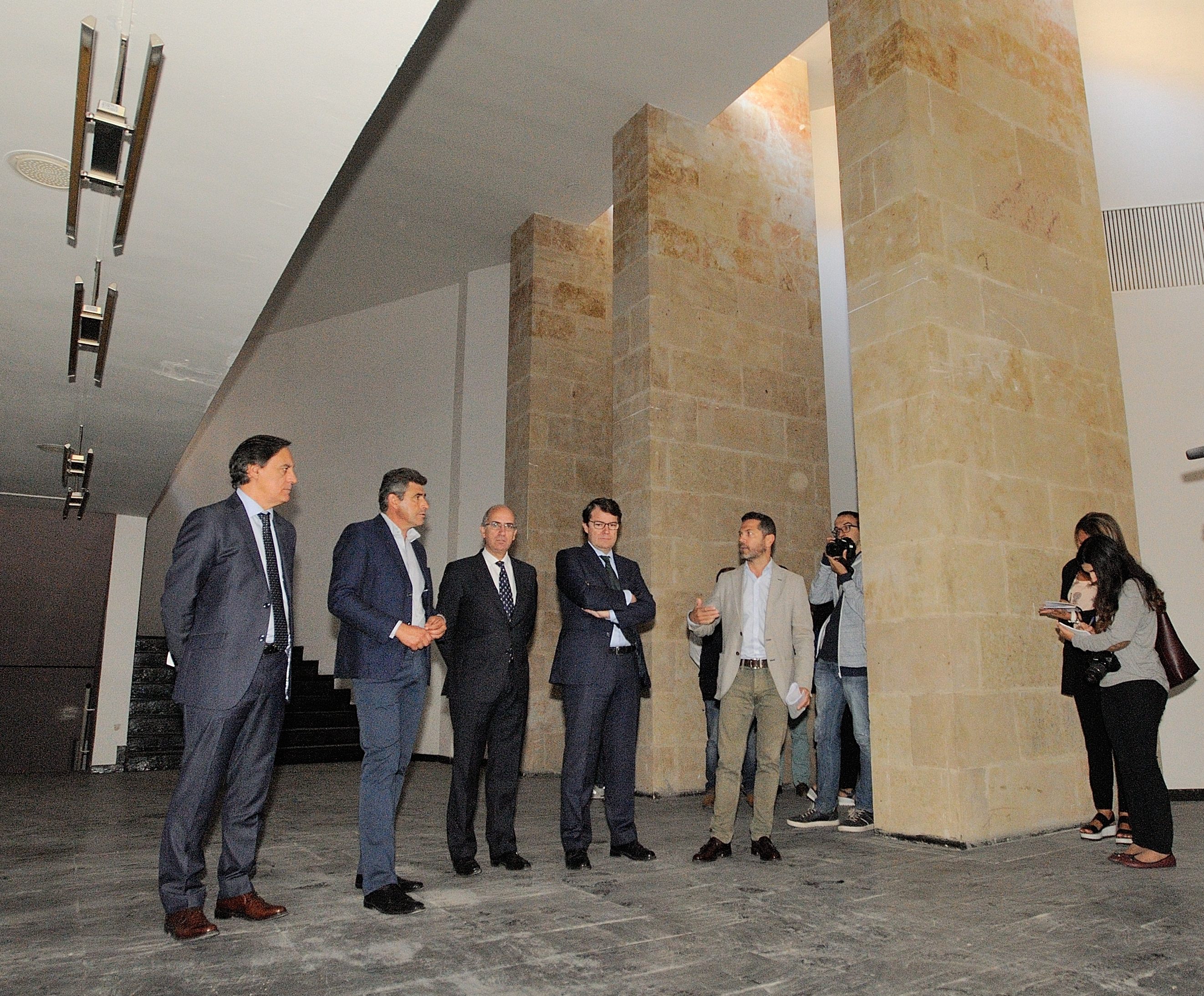 Visita del alcalde de Salamanca y el presidente de la Diputacion a la Torre en 2017