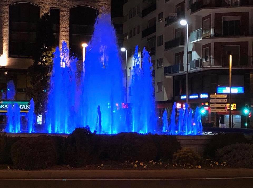 La fuente de la Puerta Zamora iluminada de color azul