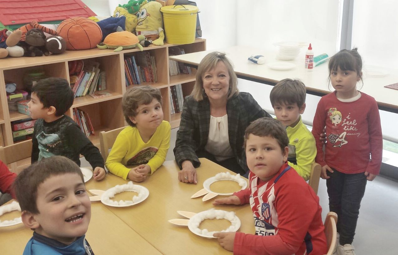 Visita de Cristina Klimowitz a la ludoteca del CMI Julian Sanchez  El Charro