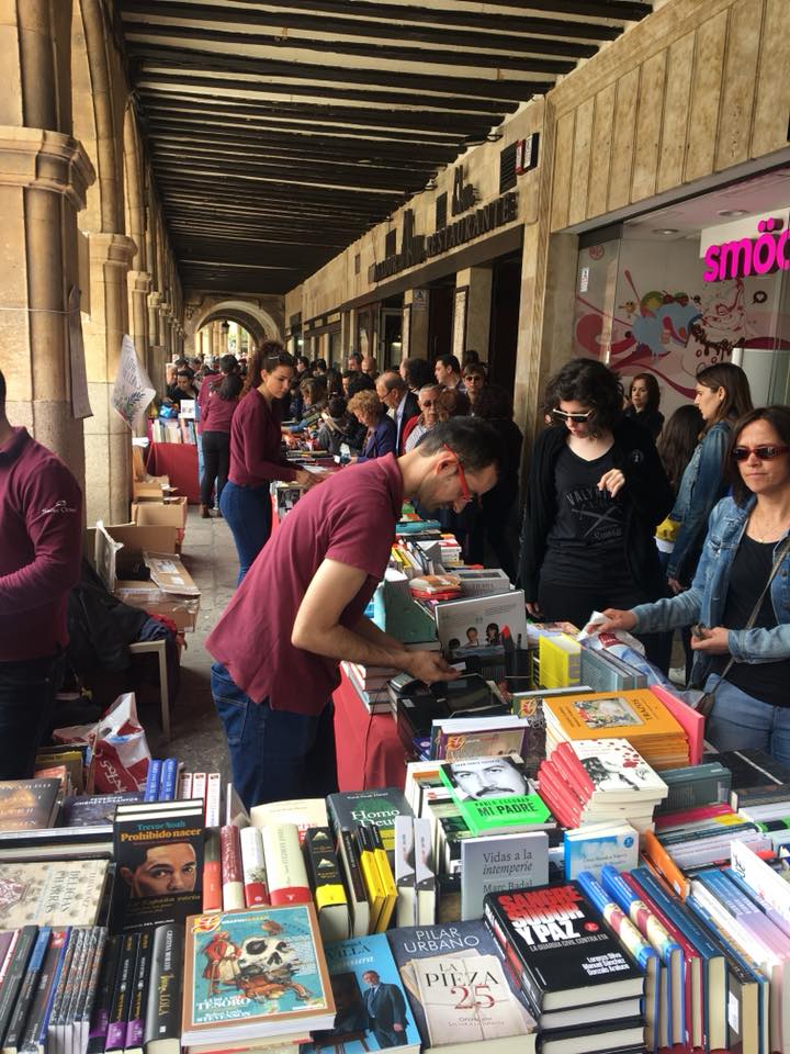 Imagen de los libros en la Plaza Mayor junto al publico
