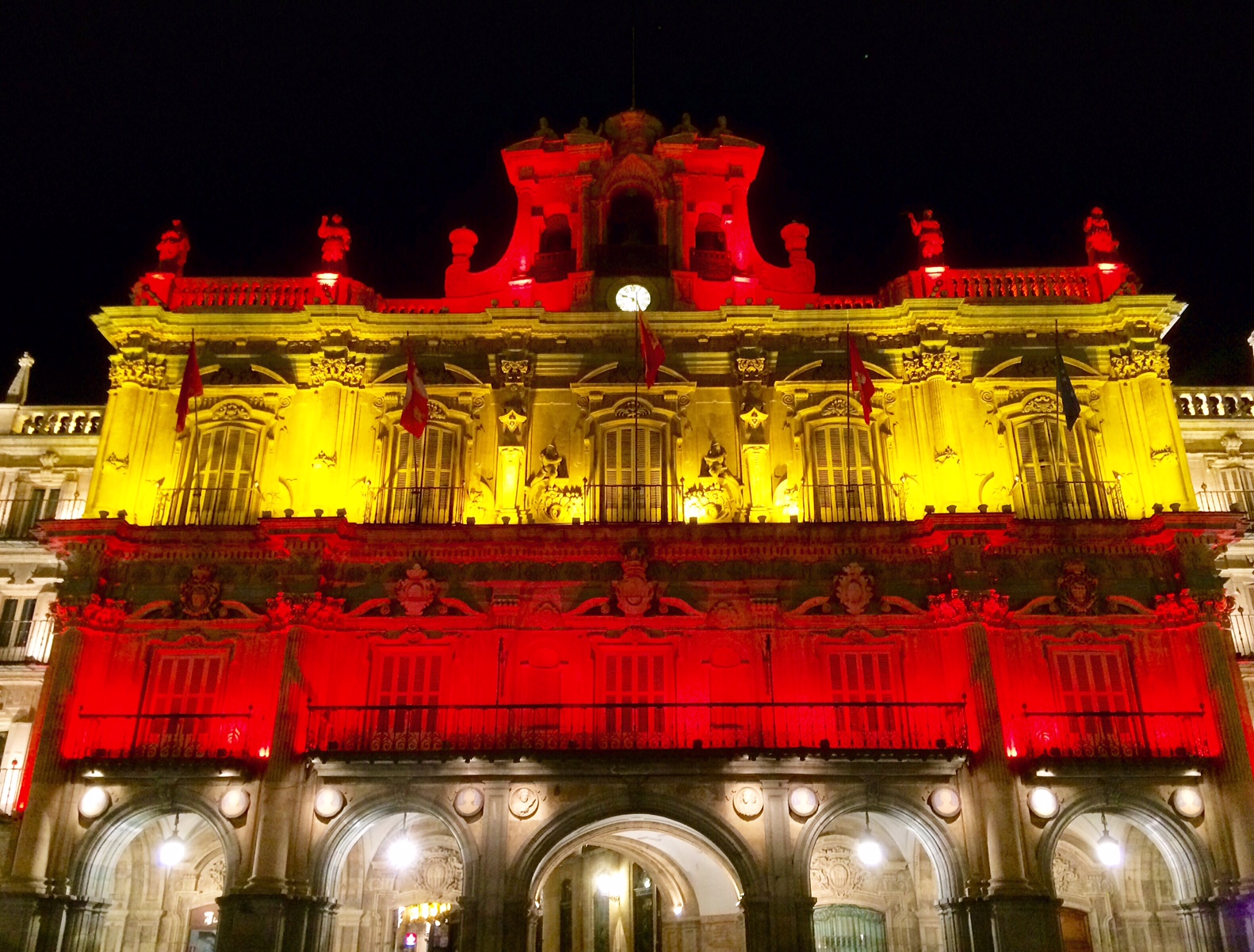 La Plaza Mayor con los colores de la bandera nacional