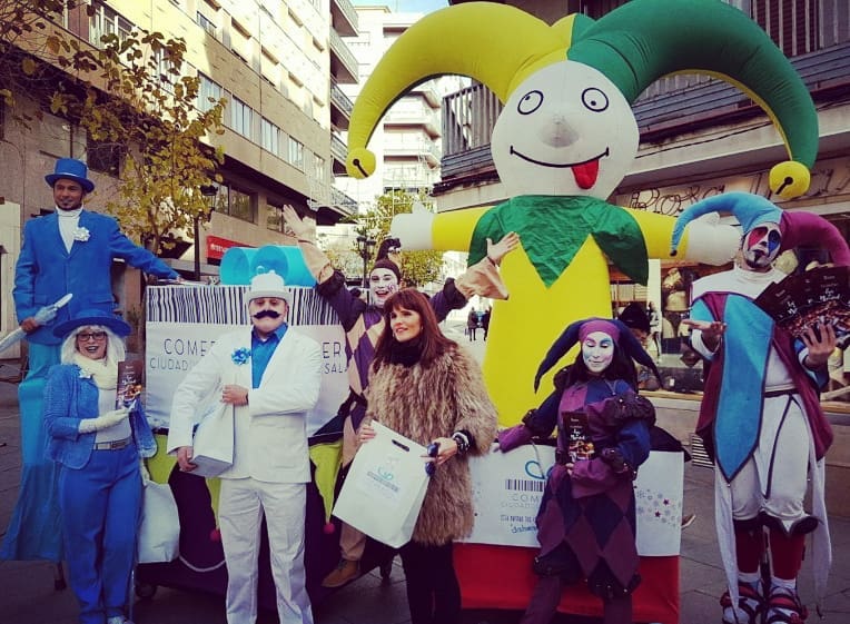 La concejala de Comercio  Almudena Parres  ha visitado la animacion itinerante