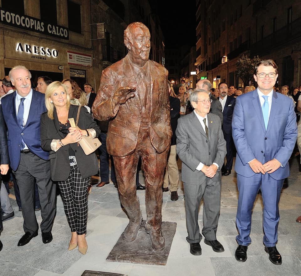 La escultura de Vicente Del Bosque fue instalada en la Plaza del Liceo