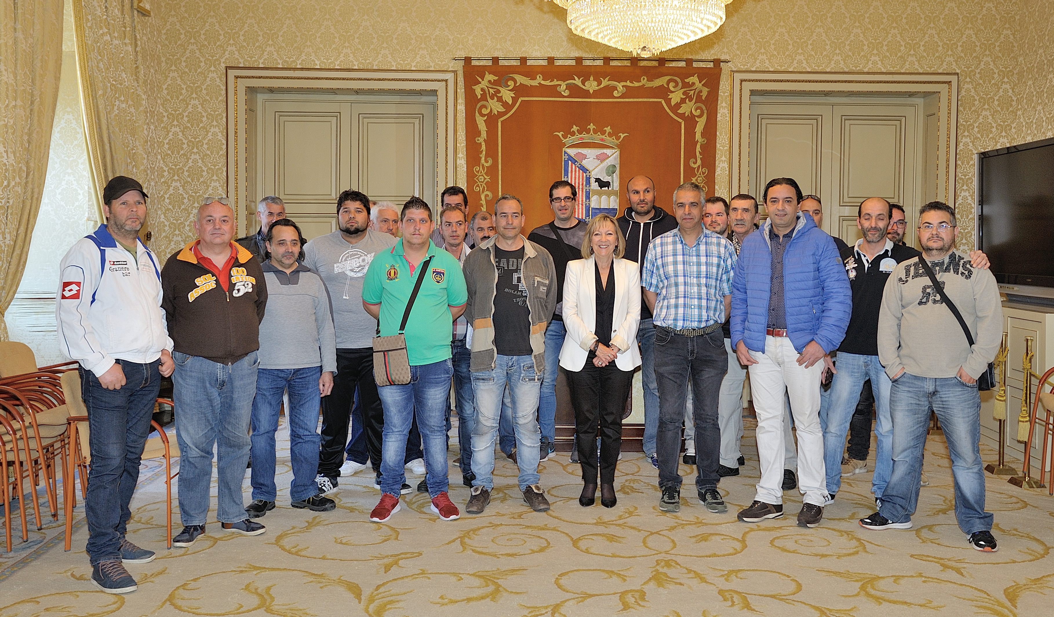 Imagen de la entrega de diplomas por parte de la Concejala de Familia