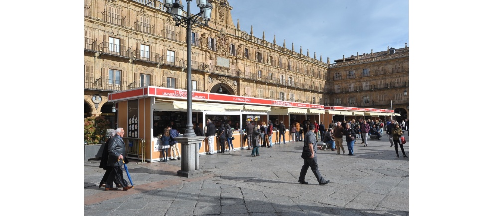 Imagen de archivo de los stand de la Feria Municipal del Libro en la Plaza Mayor