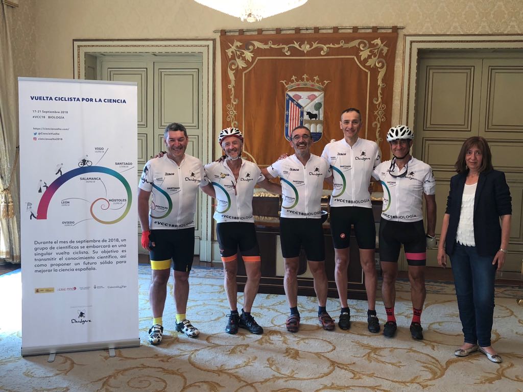 Integrantes de la Vuelta Ciclista por la Ciencia junto a la Concejala de Salud