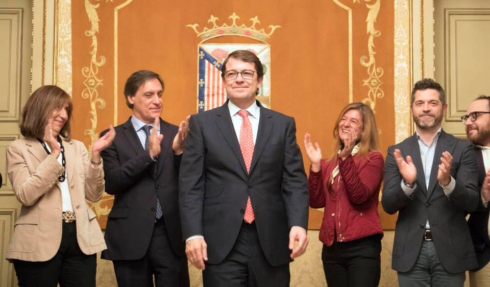 Alfonso Fernandez Manueco (centro) junto a concejales del equipo de gobierno