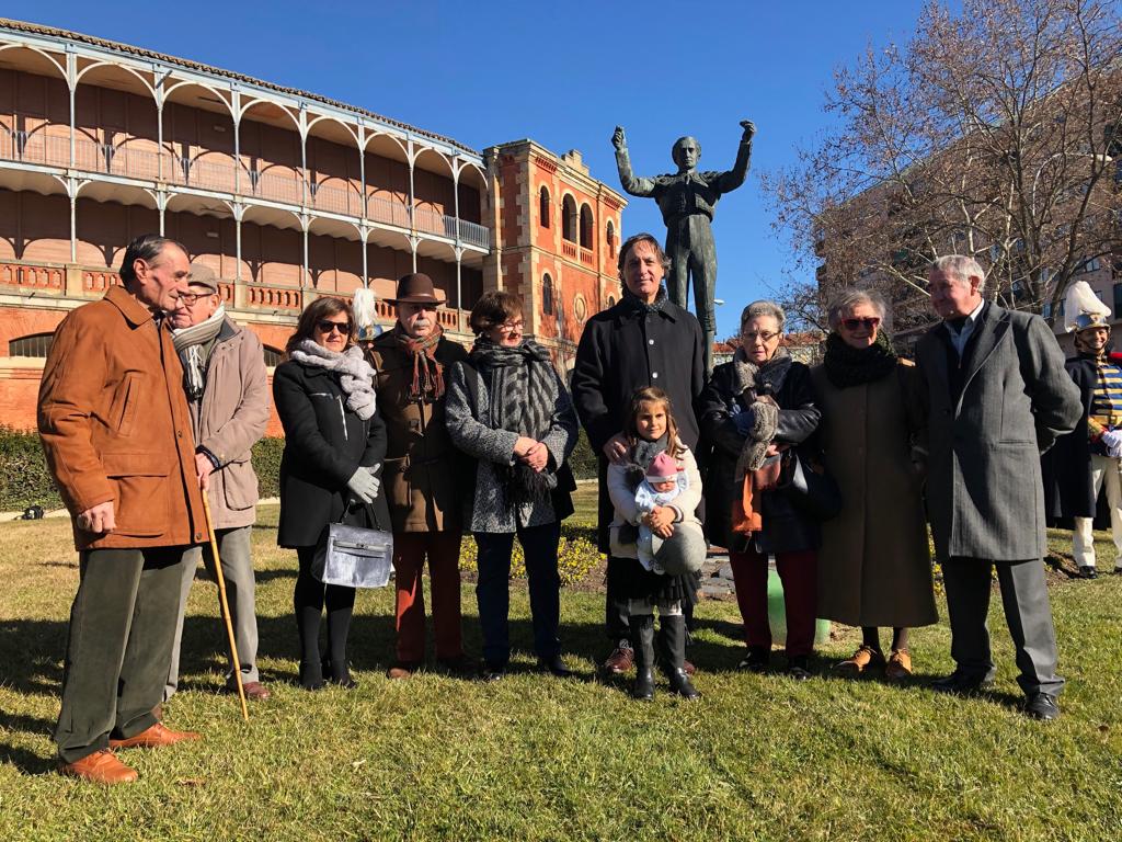 El alcalde de Salamanca  Carlos Garcia Carbayo  junto a familiares del torero