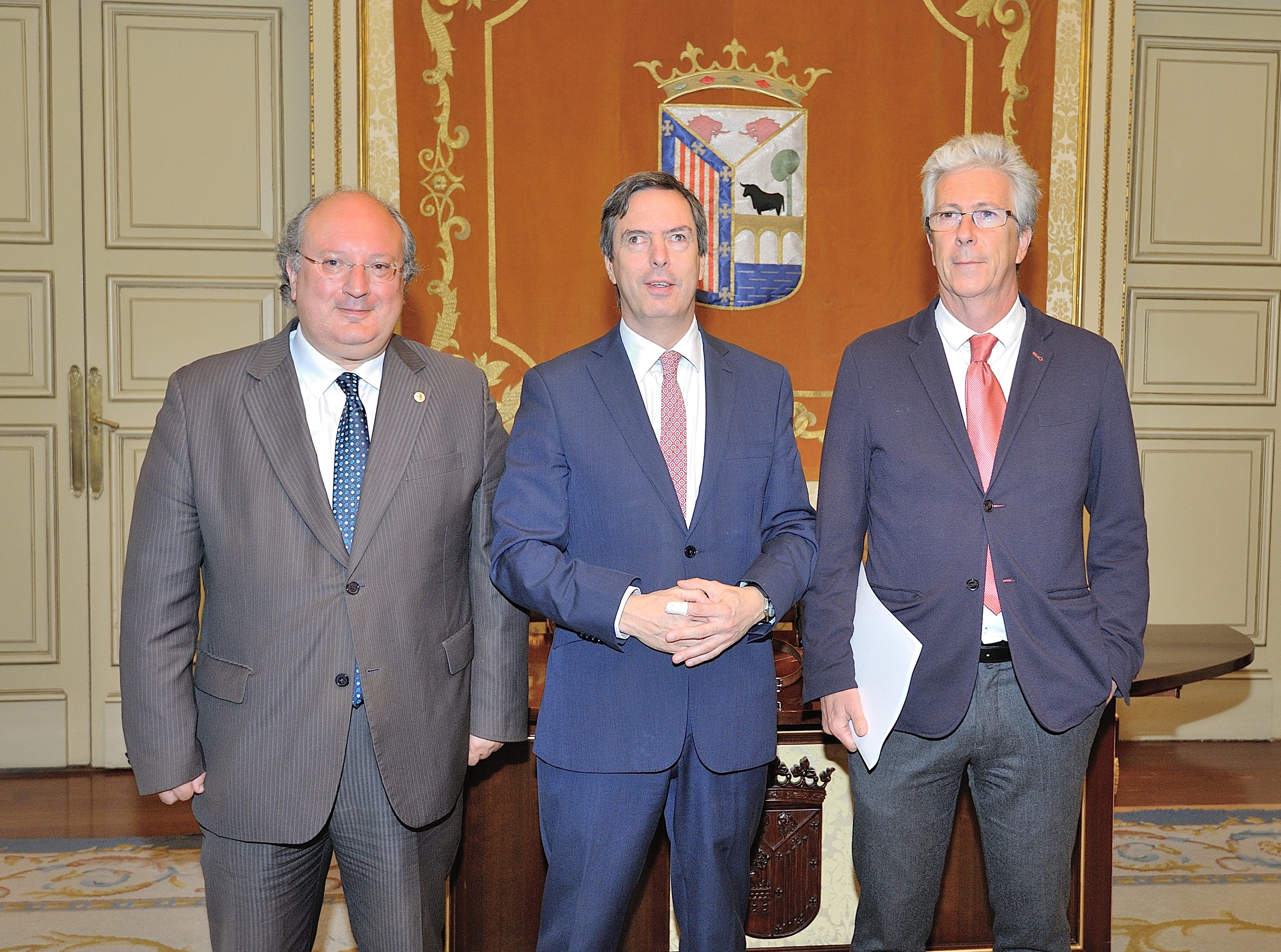 El Concejal de Economia y Empleo acompanado de los vicerrectores de ambas universidades