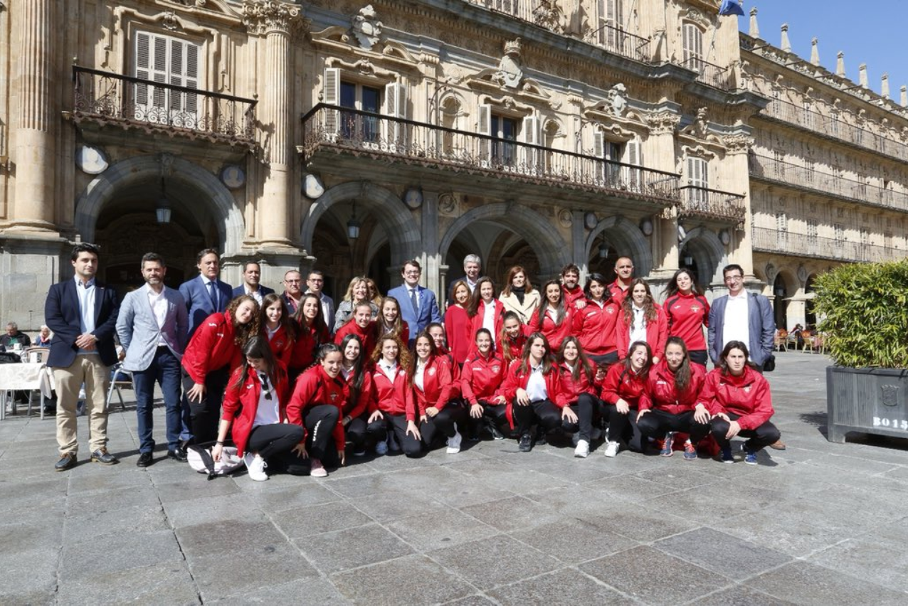 El alcalde junto al equipo en la Plaza Mayor
