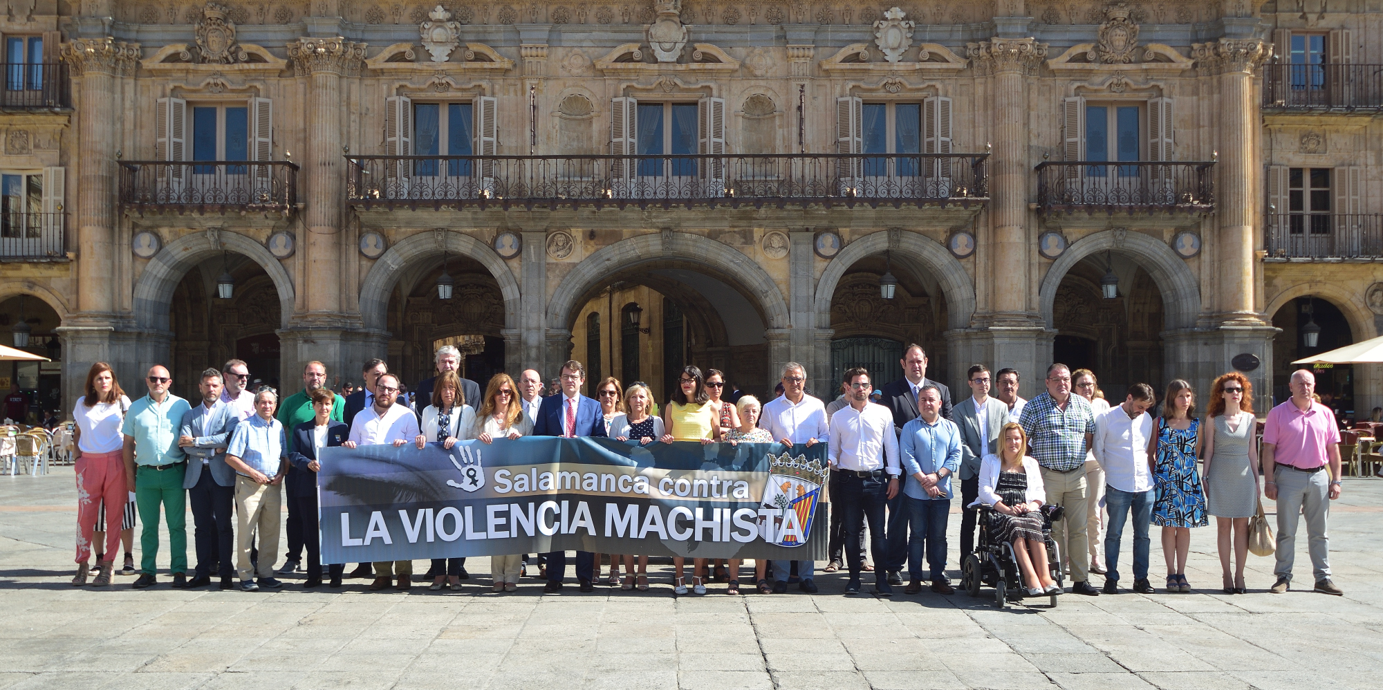 Concentracion contra la violencia machista  en la Plaza Mayor de Salamanca