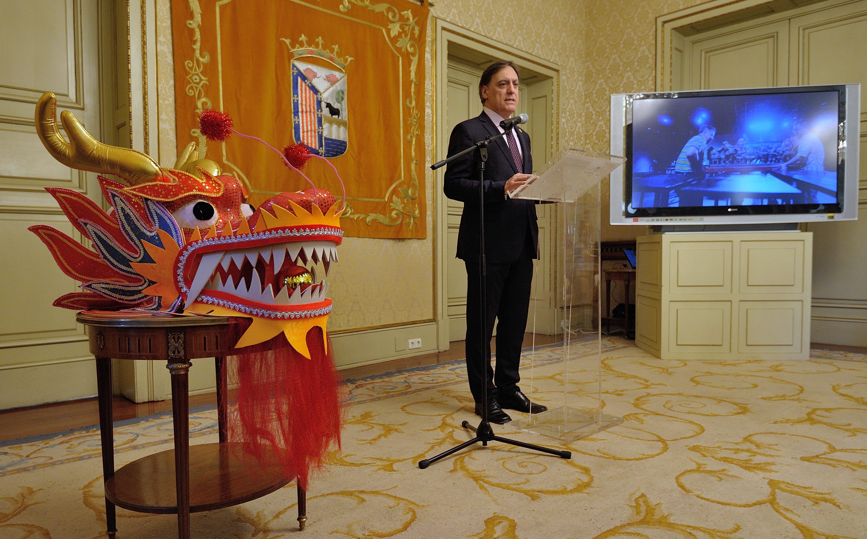 El Alcalde  Carlos Garcia Carbayo  en la presentacion del Nuevo Ano Chino en Salamanca