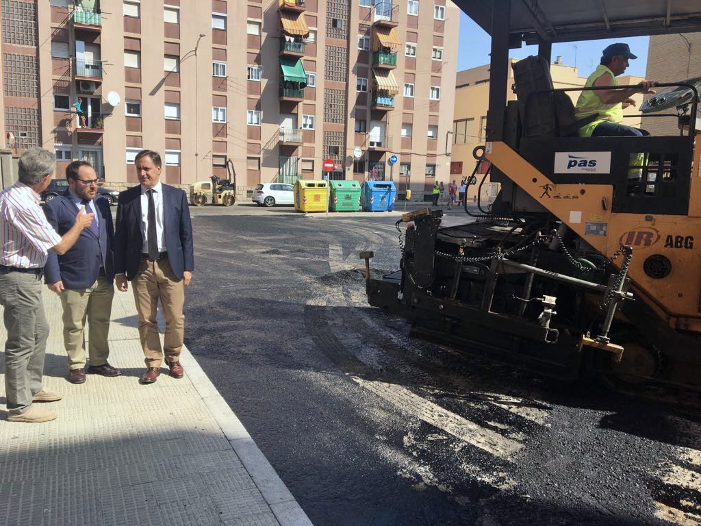 El Ayuntamiento reforzara el firme de 16 calles  glorietas y paseos de ocho barrios de la ciudad