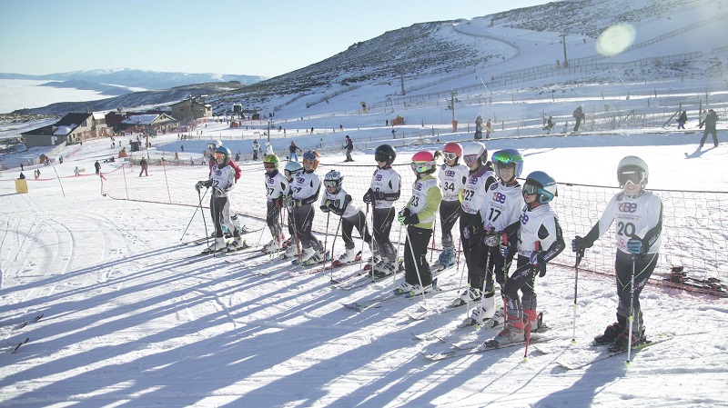 Un grupo de ninos en la estacion de esqui Sierra de Bejar-La Covatilla