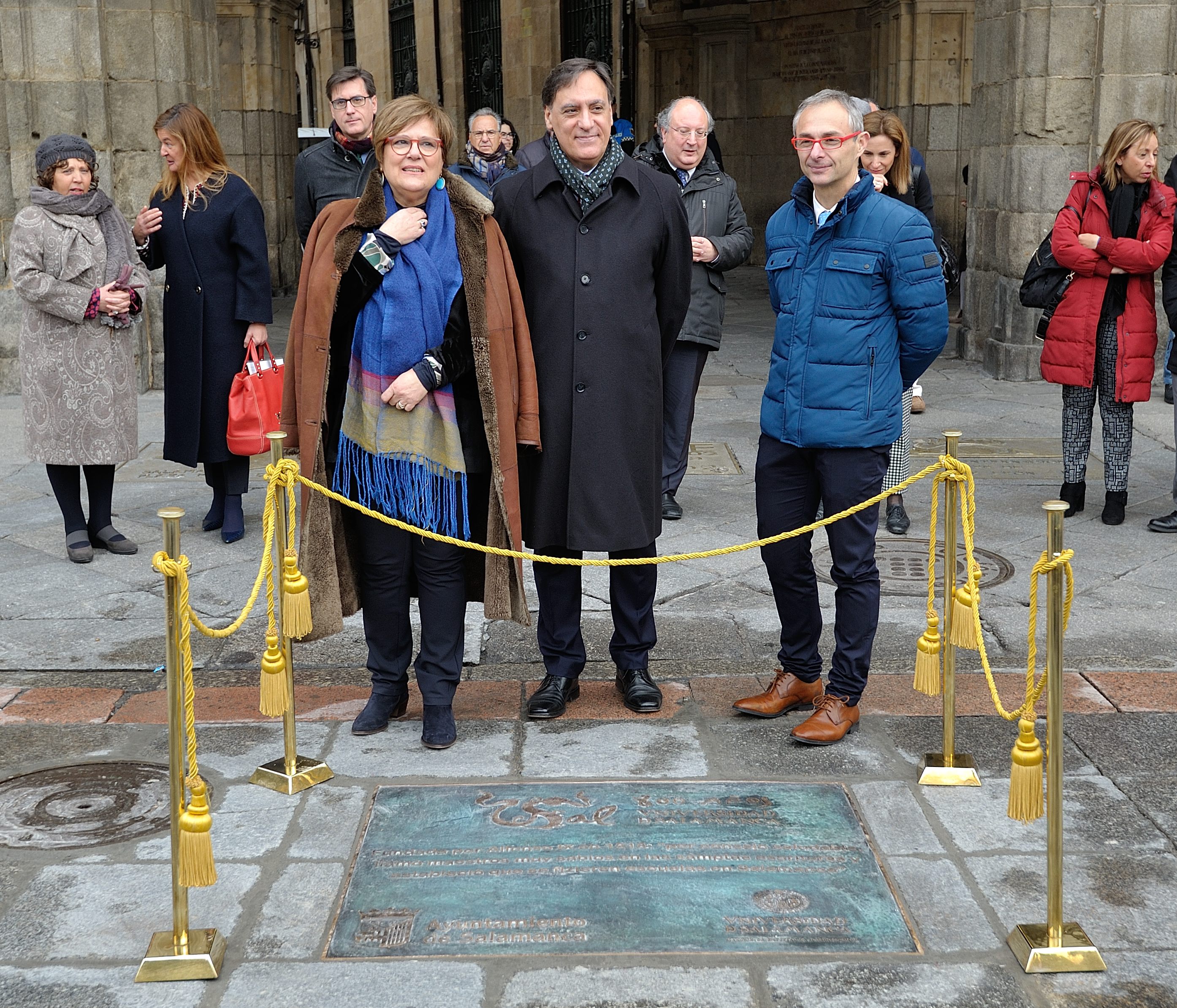 El alcalde  Carlos Garcia Carbayo  ha descubierto la nueva placa conmemorativa