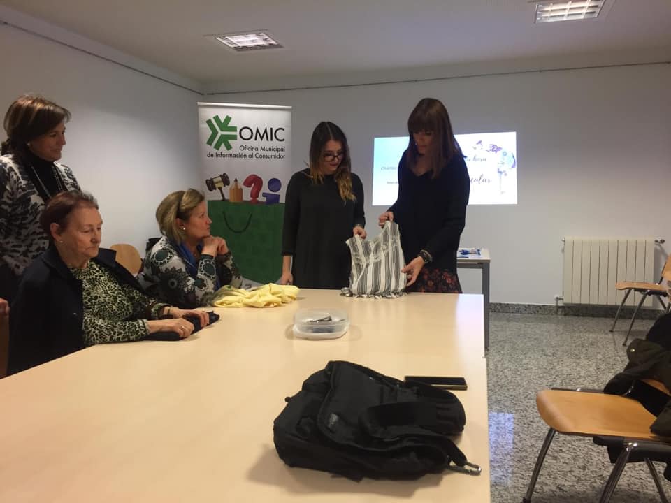 Las concejalas Almudena Parres e Isabel Macias acudieron al centro de mayores Tierra Charra