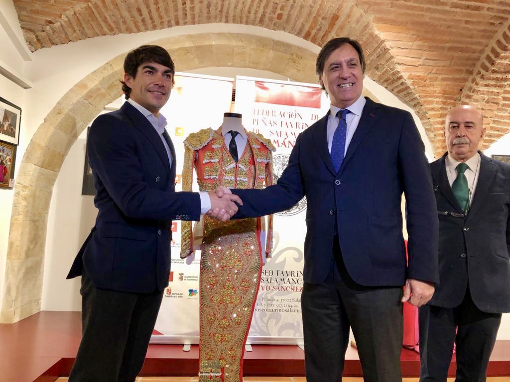 El torero  Domingo Lopez-Chaves  y el alcalde de Salamanca  Carlos Garcia Carbayo
