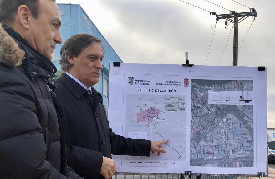 El alcalde de Salamanca junto al regidor de Carbajosa de la Sagrada (izda.)