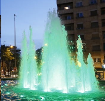 Fuente de la Puerta Zamora  iluminada de verde
