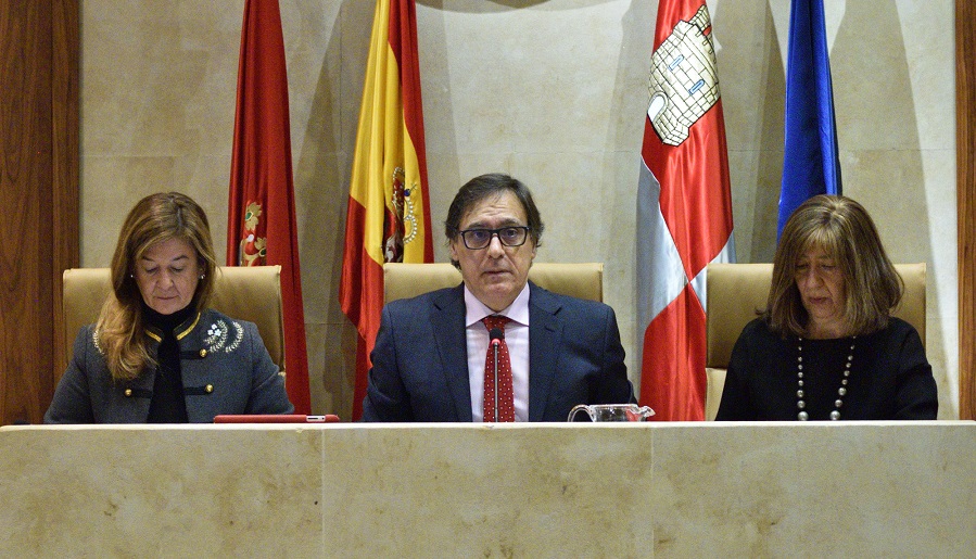El alcalde de Salamanca  Carlos Garcia Carbayo  junto a las dos tenientes del alcalde