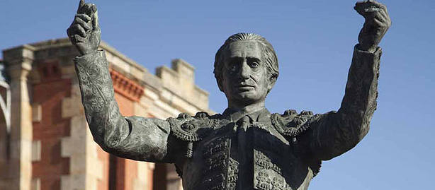Estatua de Julio Robles en la Plaza de Toros de  La Glorieta