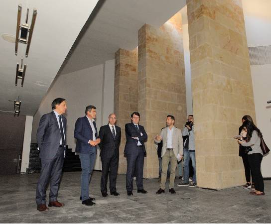Interior de la Torre de los Anaya durante una visita de autoridades