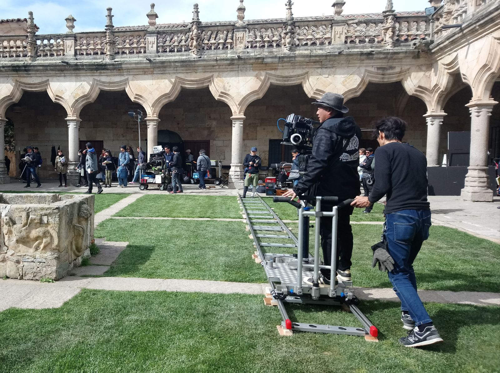 Instante del rodaje de la pelicula en el Patio de Escuelas Menores