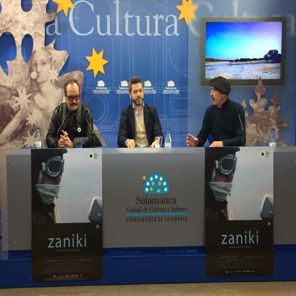 El director salmantino  Gabriel Velazquez  acompanado del concejal de Cultura  Julio Lopez Revuelta