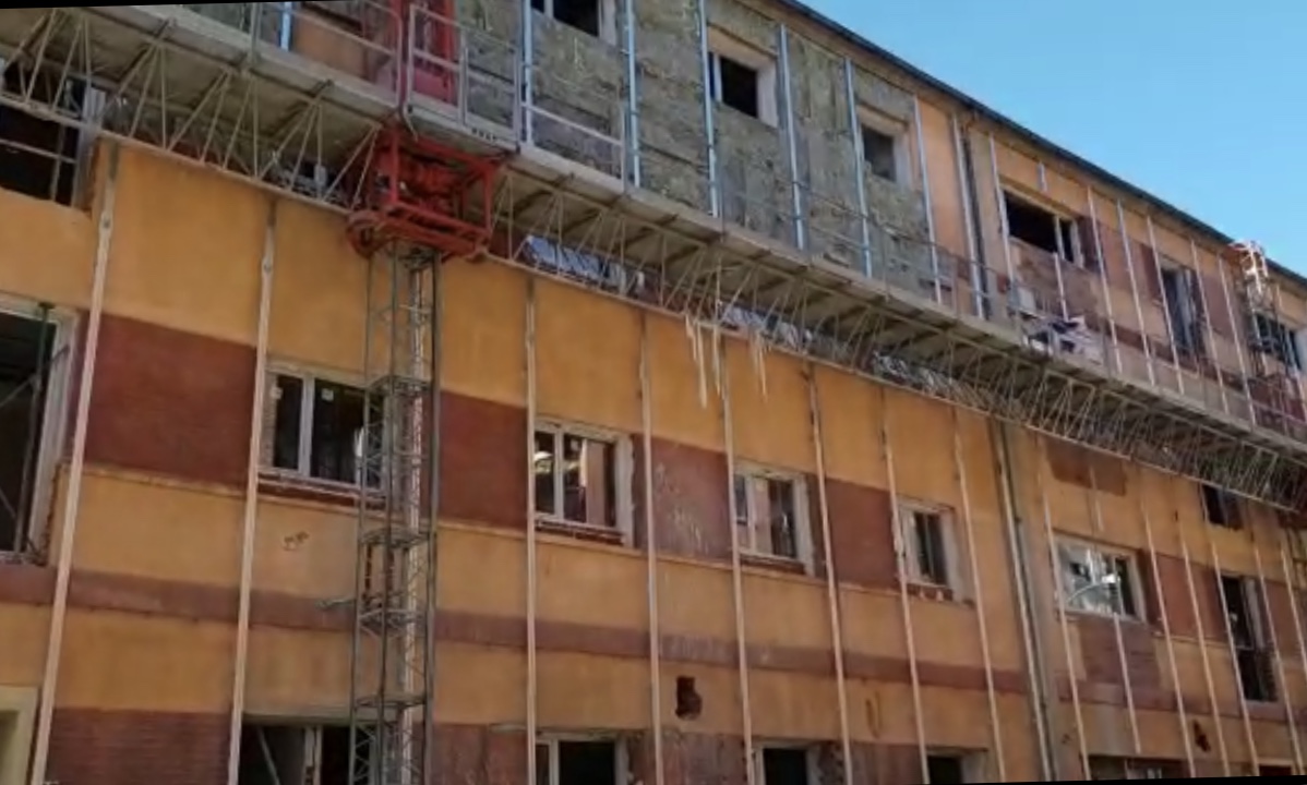 Fachada en obras de la nueva Casa de las Asociaciones