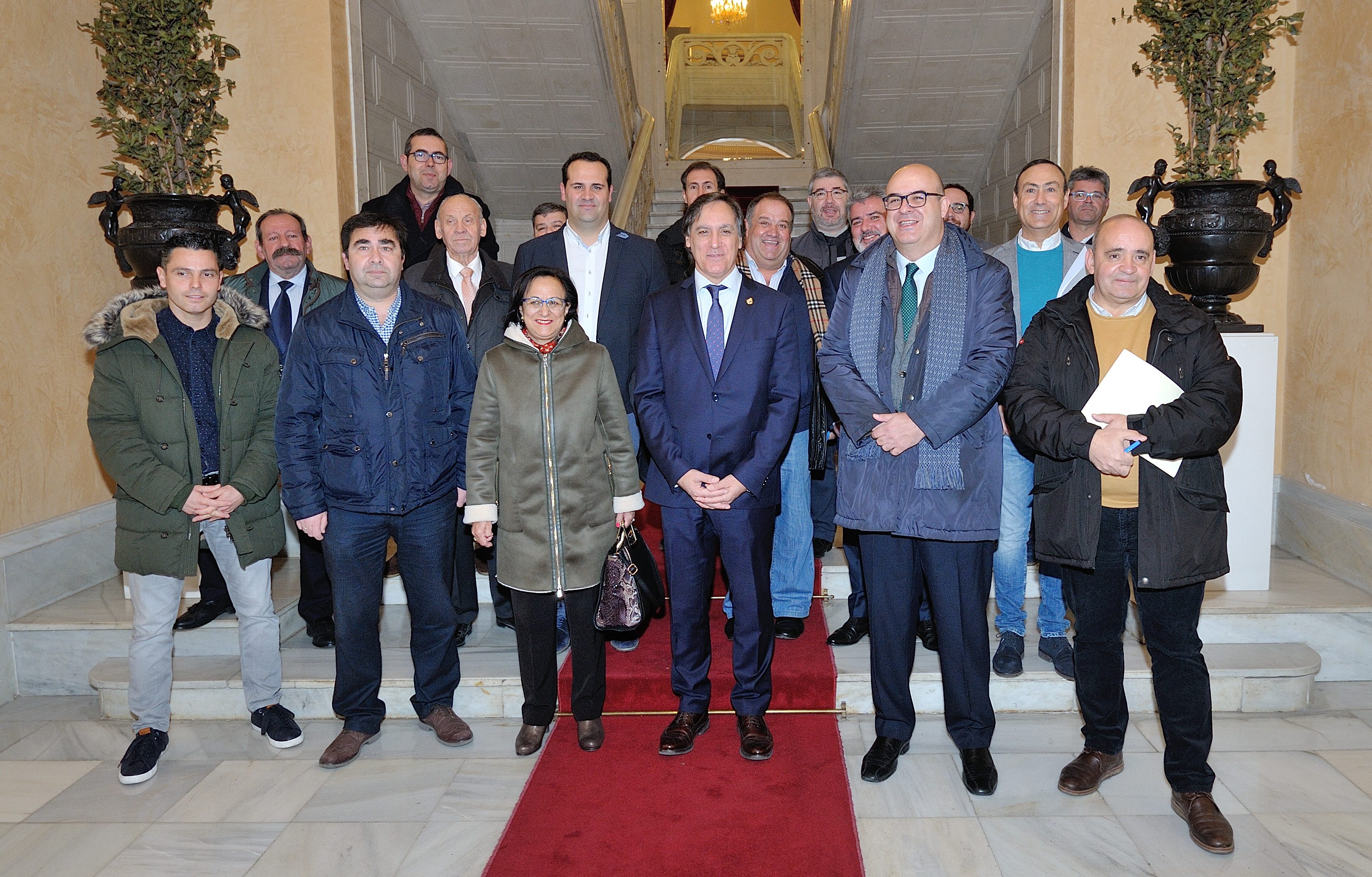 Representantes de los ayuntamientos que componen el Consejo del Alfoz junto a Garcia Carbayo
