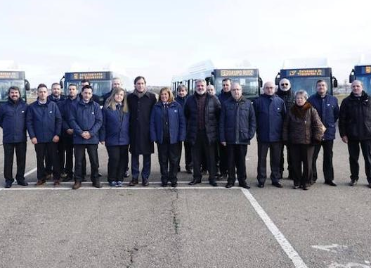 El alcalde  Carlos Garcia Carbayo  junto a los conductores de los 12 nuevos autobuses