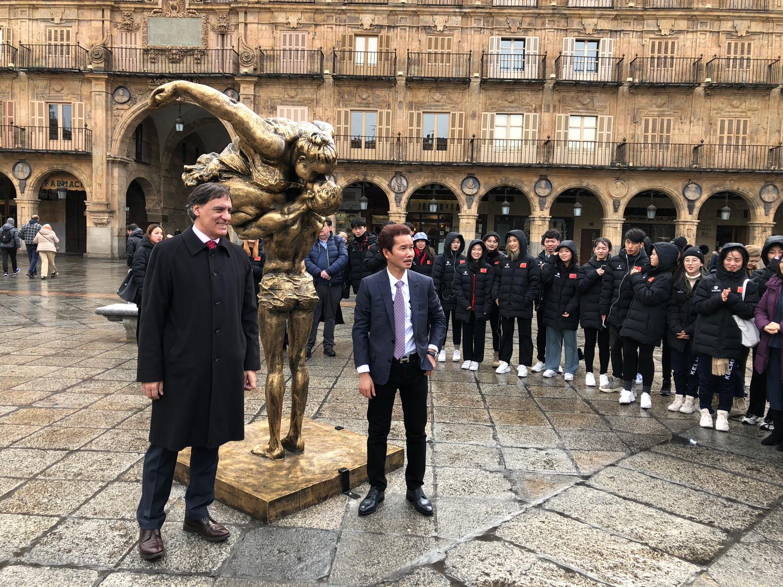 El alcalde de Salamanca  Carlos Garcia Carbayo  junto al escultor chino Xu Hongfei
