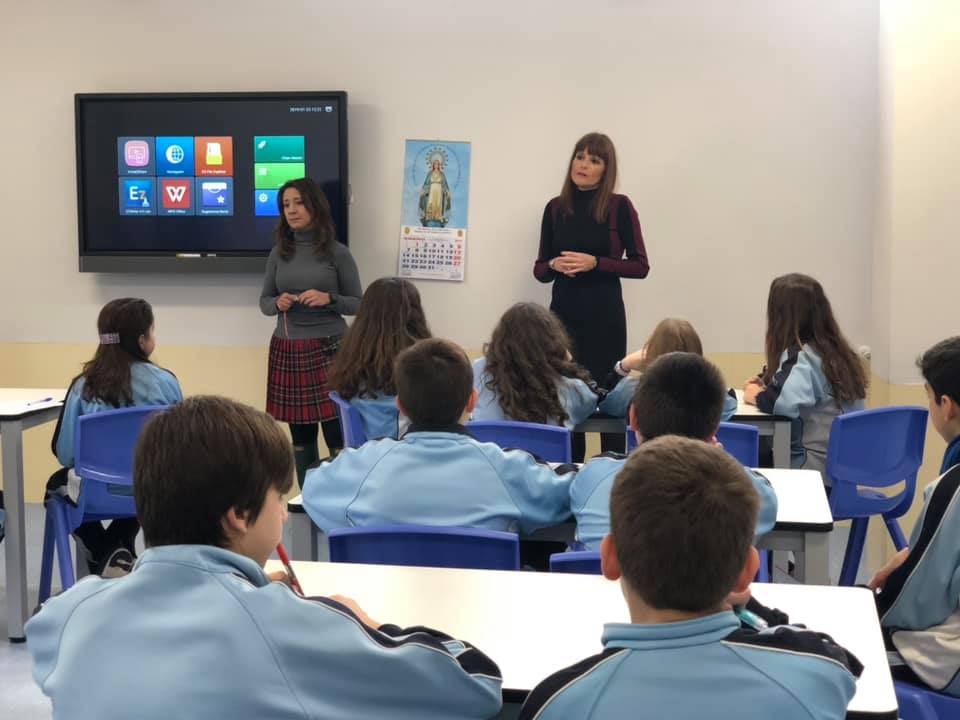 La concejala de Consumo  Almudena Parres  ha vistado hoy este colegio