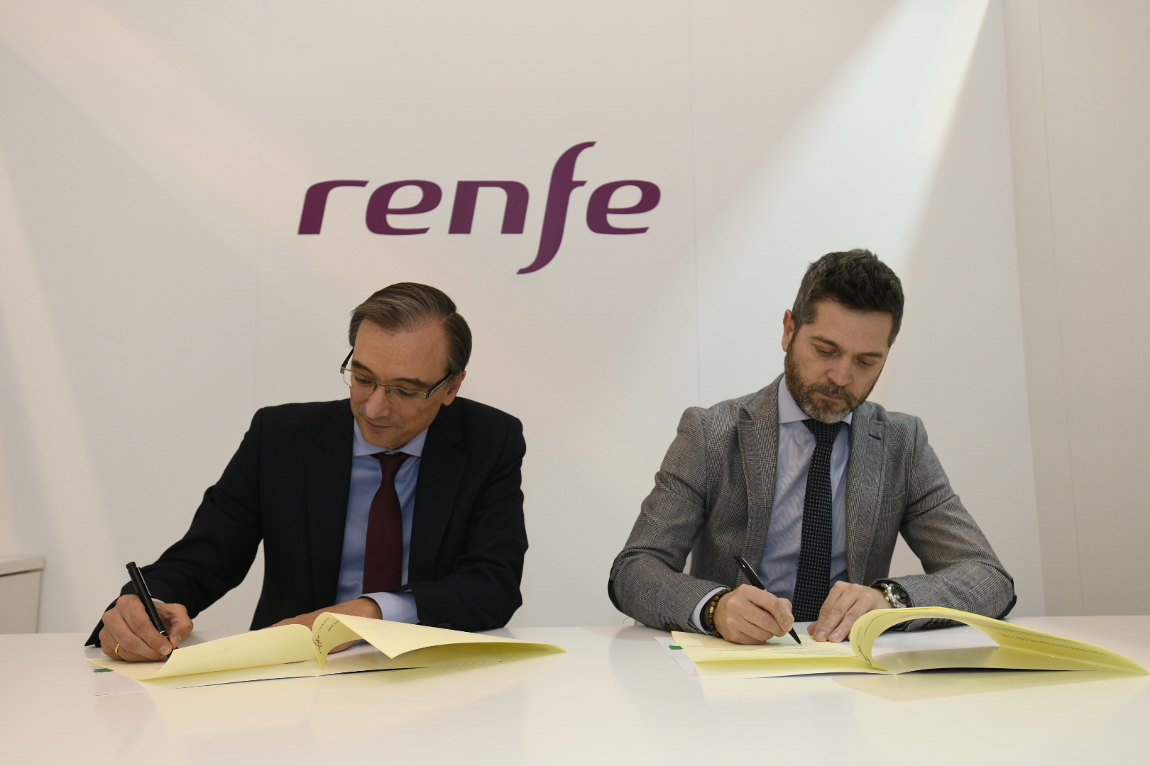 El concejal de Turismo  Julio Lopez Revuelta  y el director general de Renfe  Ramon Azuara